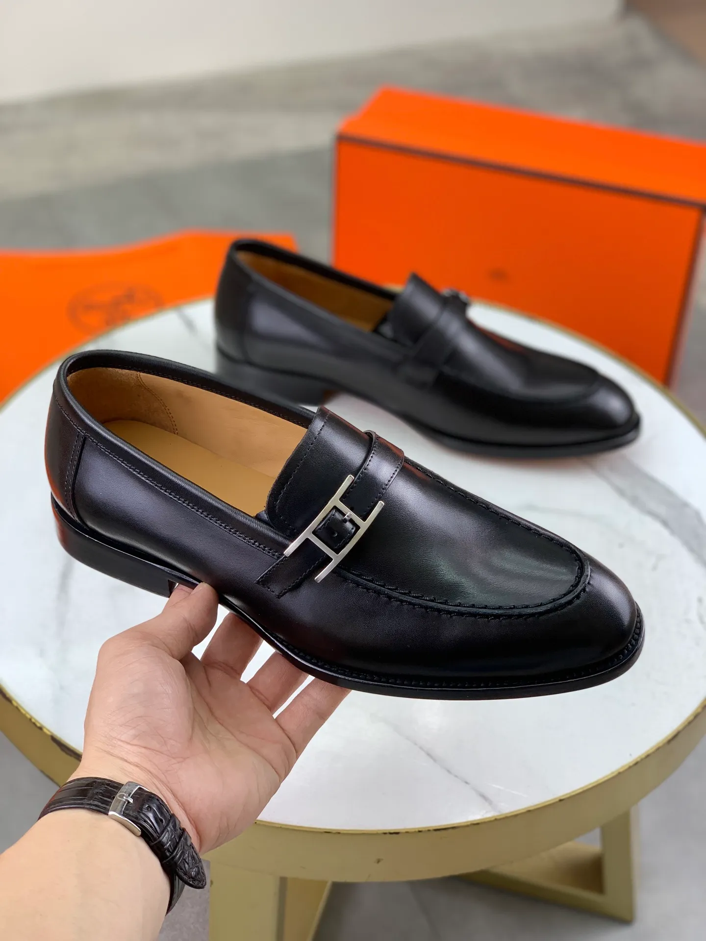 Factory price P980 💰💎💎💎 Original genuine leather outsole Brand: Hermès Grade: Same as the official website Original quality materials: Original soft calfskin Water-dyed cowhide lining Original Italian genuine leather outsole Style categories: Men's fashion Formal casual leather shoes Slip-on men's shoes series Young fashion European and American trends British style Code number: 39-45 (38.46 can be customized)